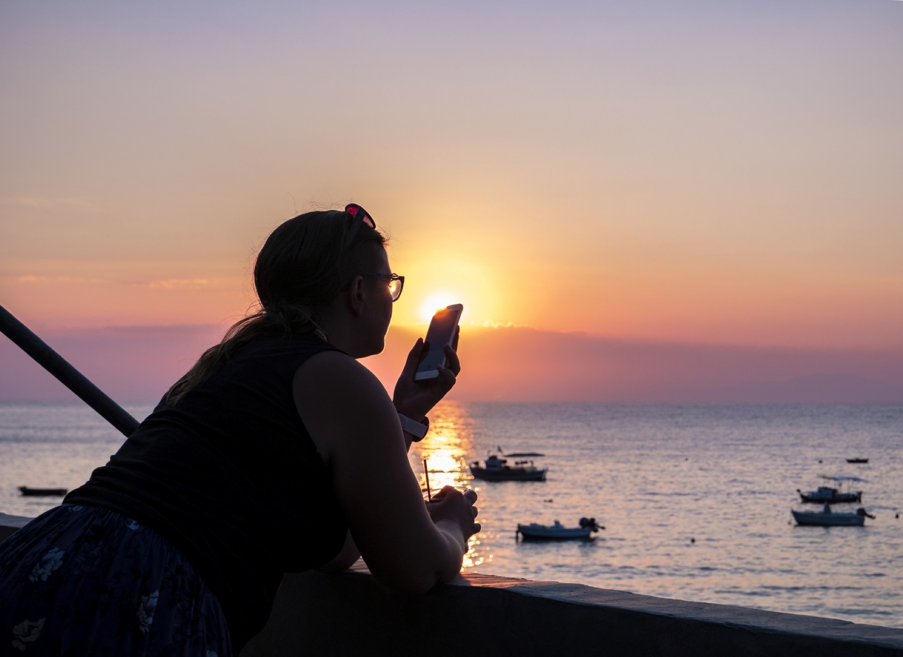 Efka telefonuje při západu slunce na moři
