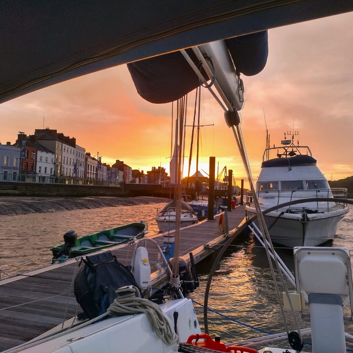 Plavby - Přístav při západu slunce