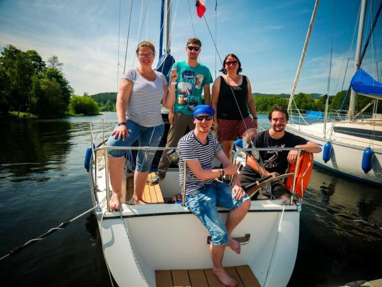 První spokojená posádka na lodi na Lipně