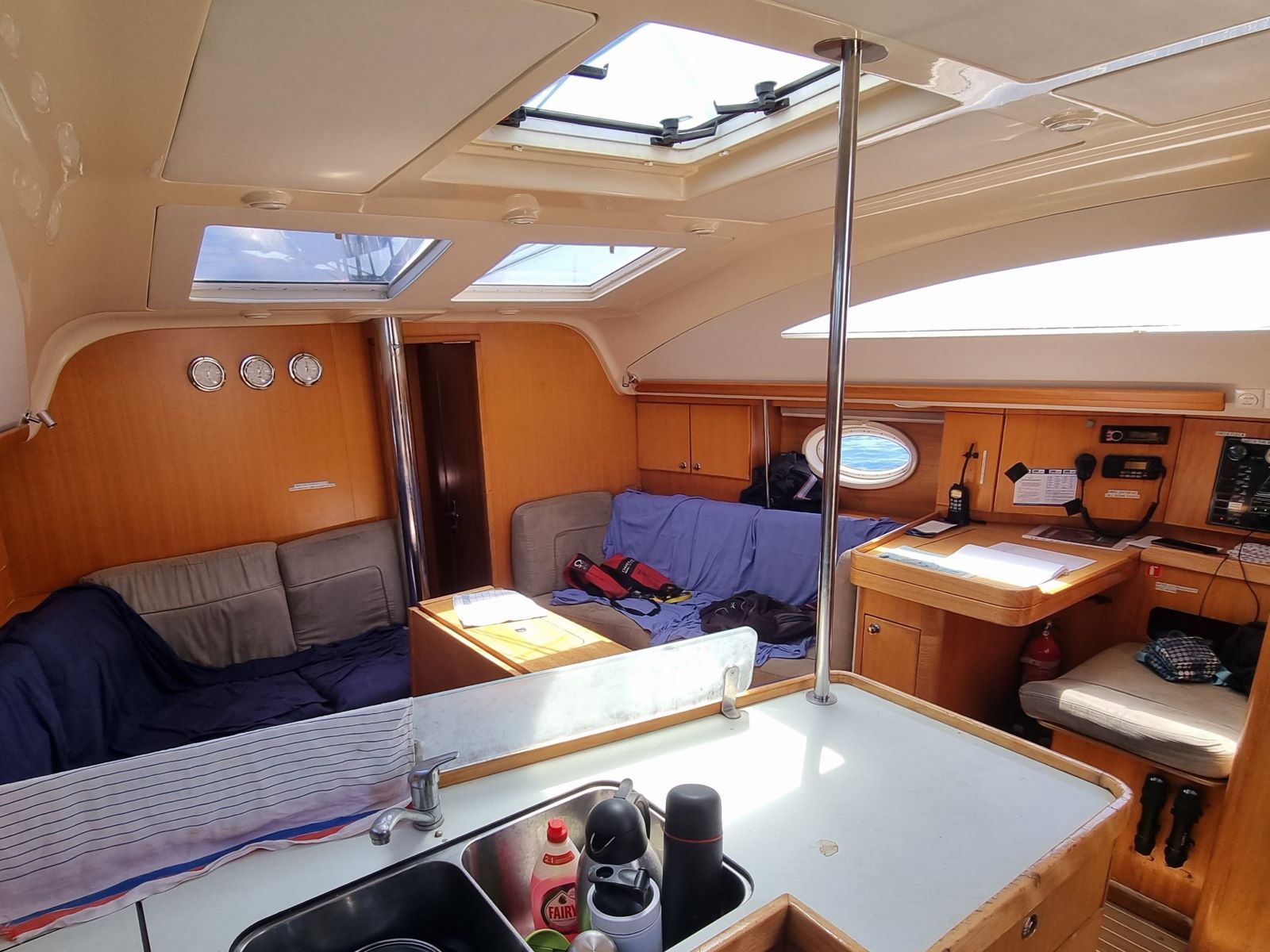 Plachetnice zevnitř - Salon a kapitánský stolek