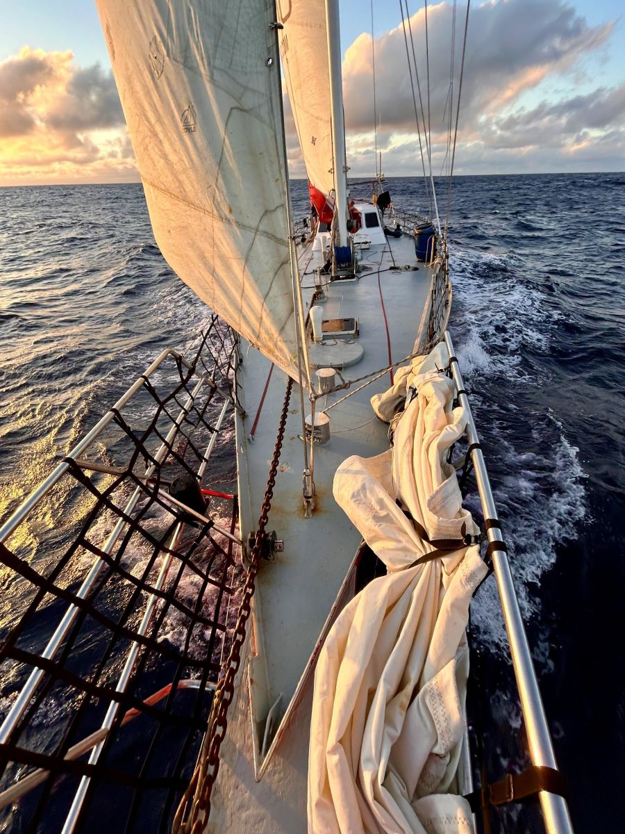 Pohled z ráhnoví jachty na palubu